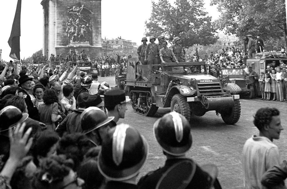 El Gobierno homenajea en París a dos combatientes republicanos